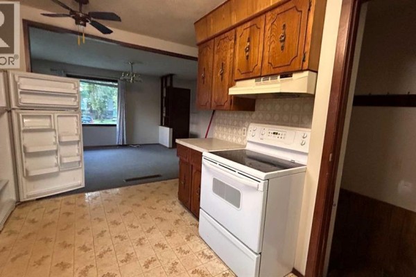 Kitchen - 4107 50 Avenue, Camrose, AB T4V0P7 Photo 4