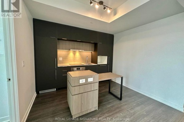 Living room - 411 - 185 Alberta Avenue, Toronto, ON M6C0A5 Photo 3