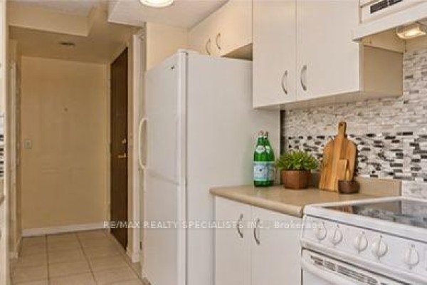 Kitchen - 411 - 2565 Erin Centre Boulevard, Mississauga, ON L5M6Z8 Photo 3