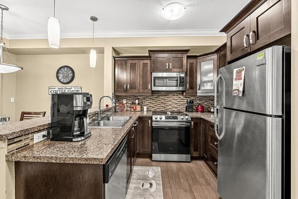411 13897 Fraser Highway, Surrey, BC, photo 3