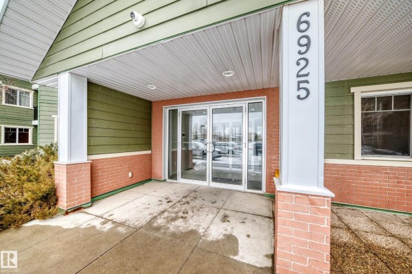Empty walk-in closet with wire shelving and light wood laminate flooring. - #411 6925 199 St Nw Nw, Edmonton