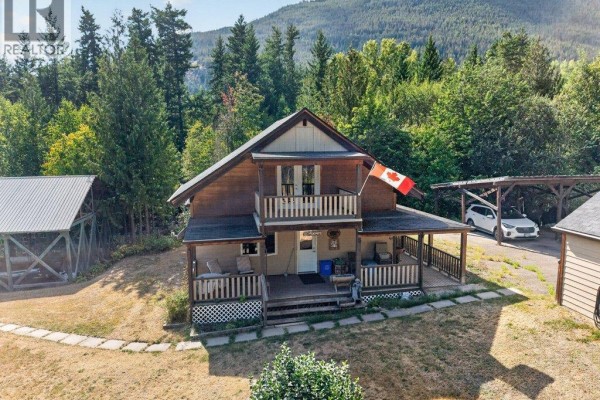 Kitchen - 411 Christison Road Sw, Salmon Arm, BC V1E3B4 Photo 3