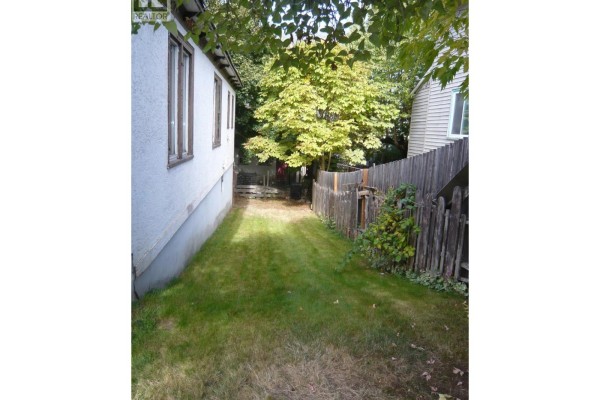 2pc Bathroom - 411 Latimer Street, Nelson, BC V1L4T7 Photo 3