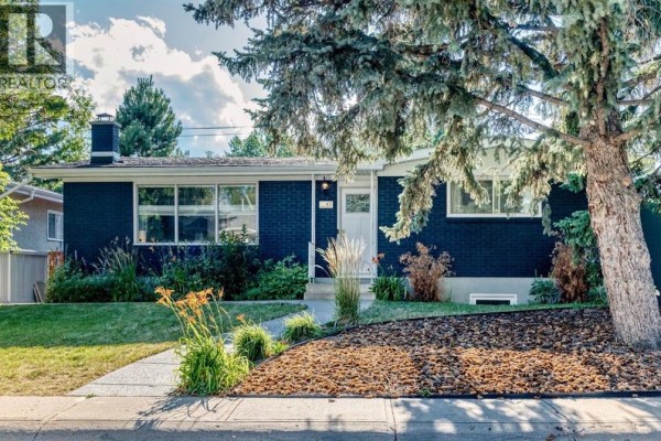 Living room - 411 Woodland Crescent Se, Calgary, AB T2J1J7 Photo 2