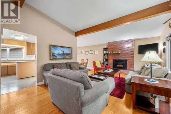 Living room - 4116 Brisebois Drive Nw, Calgary, AB T2L2E7 Photo 3