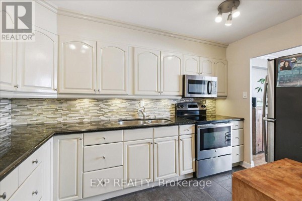 Dining room - 412 - 44 Longbourne Drive, Toronto, ON M9R2M7 Photo 2