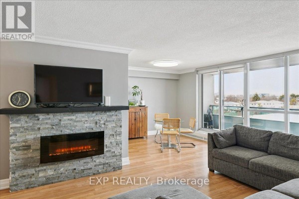 Kitchen - 412 - 44 Longbourne Drive, Toronto, ON M9R2M7 Photo 3