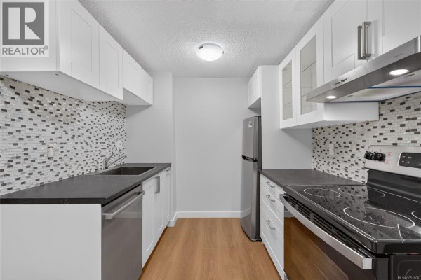 Bathroom - 412 1005 Mckenzie Ave, Saanich, BC V8X4A9 Photo 3
