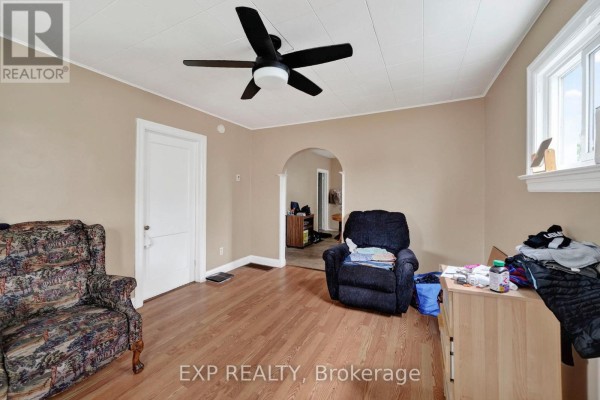 Living room - 412 Mc Connell Avenue, Cornwall, ON K6H4L7 Photo 4