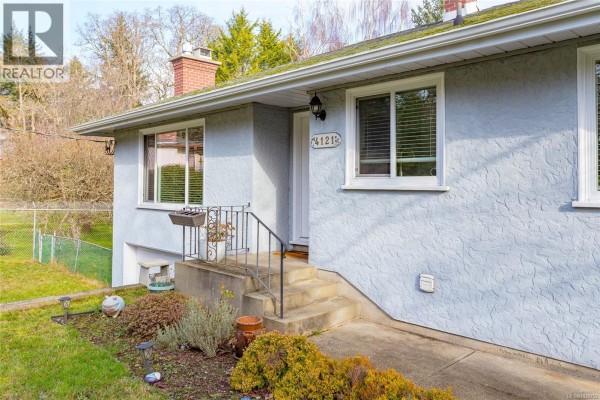 Utility room - 4121 Quadra St, Saanich, BC V8X1L1 Photo 3
