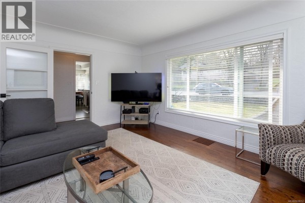 Family room - 4121 Quadra St, Saanich, BC V8X1L1 Photo 5
