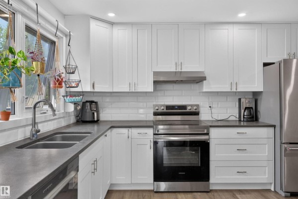Kitchen - 4124 110 St Nw, Edmonton, AB T6J2T5 Photo 3