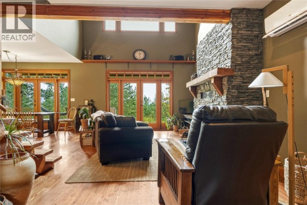 Living room - 4127 O'neil Road, Falkland, BC V0E1W1 Photo 5
