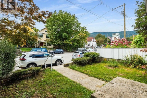 Full bathroom - 413 Silica Street, Nelson, BC V1L4M6 Photo 2