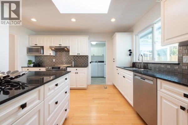 4144 Browning Road, Sechelt, BC V7Z0A2 Photo 3