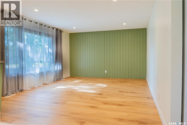 Living room - 4414 England Road, Regina, SK S4R4P3 Photo 3