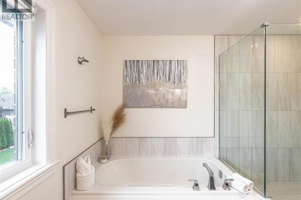 Bath (# pieces 1-6) - 4146 Daytona Avenue, Lasalle, ON N9H0G8 Photo 4