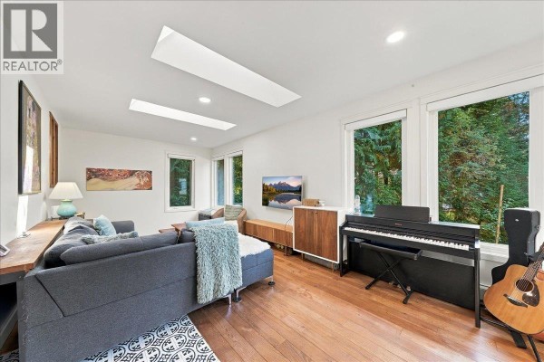 4151 Fircrest Place, North Vancouver, BC V7K3A2 Photo 4
