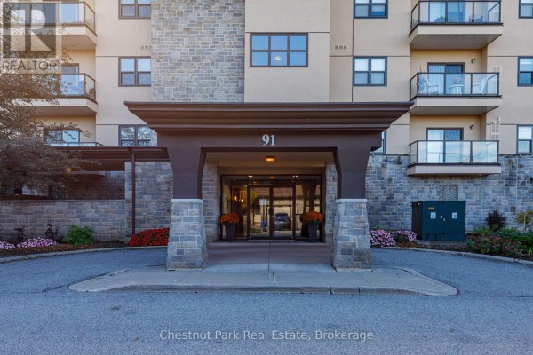 Main entrance of apartment building 91 Raglan Street with covered overhang. - 416 - 91 Raglan Street, Collingwood