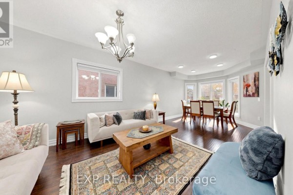 Living room - 416 Bartholomew Drive, Newmarket, ON L3X2E5 Photo 4