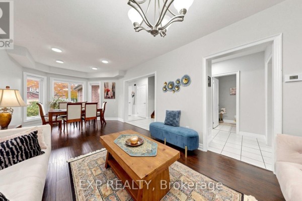 Dining room - 416 Bartholomew Drive, Newmarket, ON L3X2E5 Photo 5