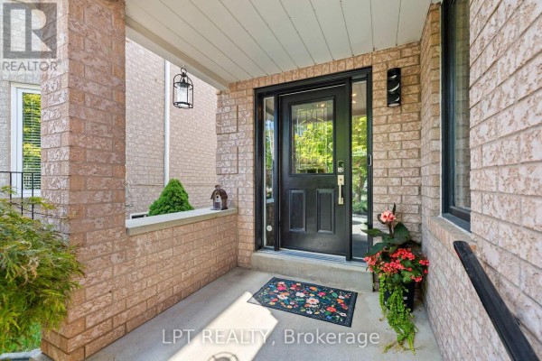 Primary Bedroom - 416 Flanagan Court, Newmarket, ON L3X2E9 Photo 5