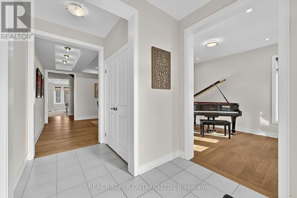 Kitchen - 416 Seaview Heights, East Gwillimbury, ON L9N0C6 Photo 3