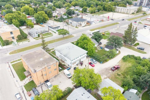 416 St Anne's Road, Winnipeg, MB R2M3C5 Photo 2