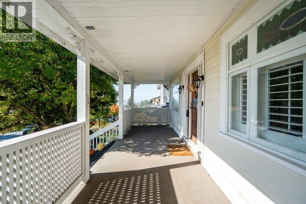 416 W 6th Street, North Vancouver, BC V7M1K9 Photo 4