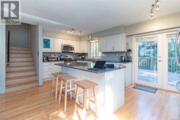 4167 Thornhill Cres, Saanich Residential Sold $1,150,000