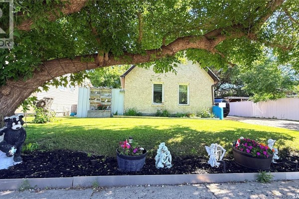Kitchen - 417 3rd Street, Estevan, SK S4A0P1 Photo 2