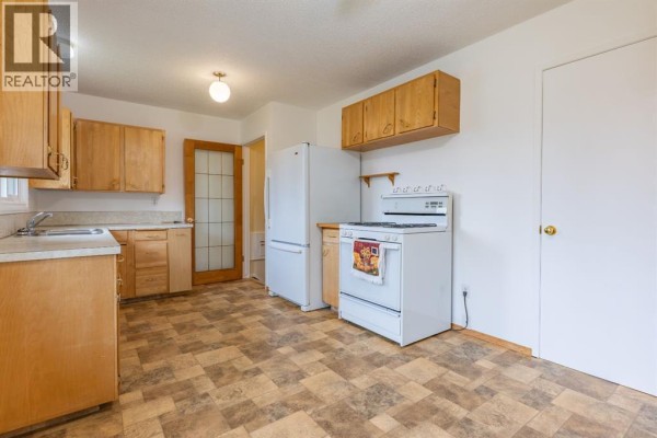 Dining room - 418 3 Avenue E, Bow Island, AB T0K0G0 Photo 4