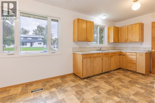 Foyer - 418 3 Avenue E, Bow Island, AB T0K0G0 Photo 5