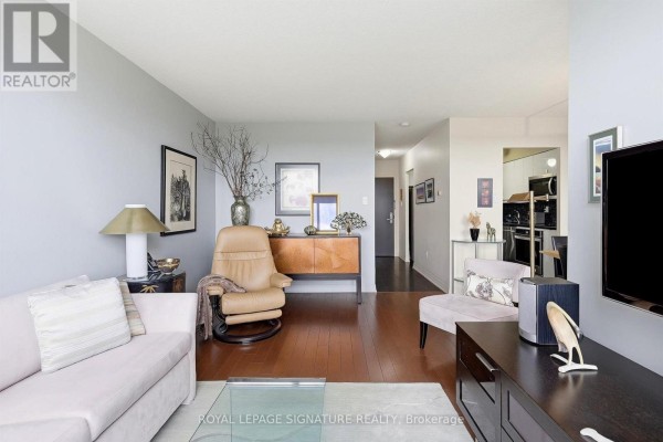 Bedroom 2 - 419 - 35 Ormskirk Avenue, Toronto, ON M6S1A8 Photo 5