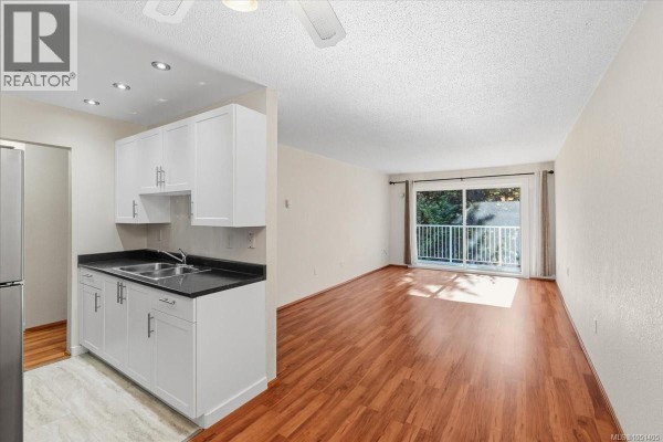 Living room - 419 1600 Dufferin Cres, Nanaimo, BC V9T1E9 Photo 4