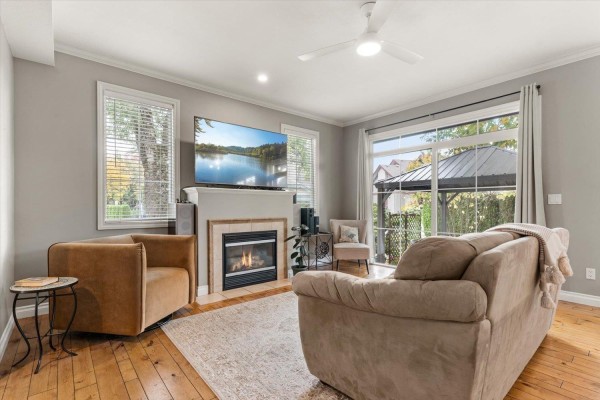 Living room - 42 45545 Tamihi Way, Garrison Crossing, Chilliwack, BC V2R0G2 Photo 2