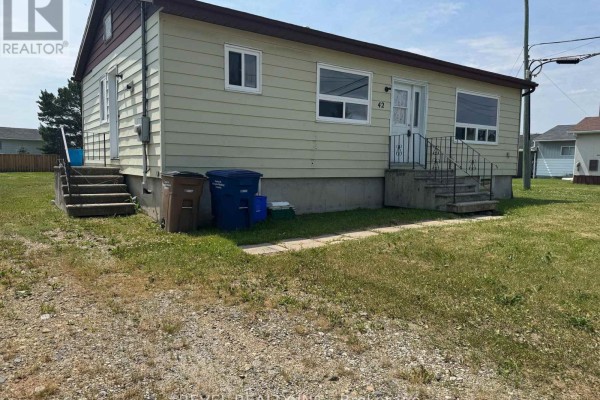 Living room - 42 Gauthier Street, Kapuskasing, ON P0L1G0 Photo 2