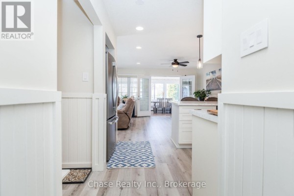 Kitchen - 42 Madawaska Trail, Wasaga Beach, ON L9Z1X7 Photo 4