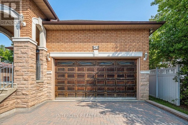 Pantry - 42 Oak Avenue, Richmond Hill, ON L4C6R7 Photo 4
