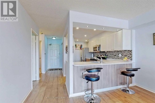 Open kitchen area with a breakfast bar and modern appliances - 420 - 309 Major Mackenzie Drive E, Richmond Hill