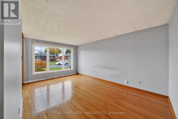Living room - 420 Anthony Street, Cornwall, ON K6H5K8 Photo 3