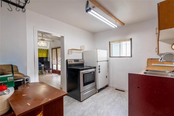 Kitchen - 420 Brooklyn Street, Winnipeg, MB R3J1M5 Photo 4