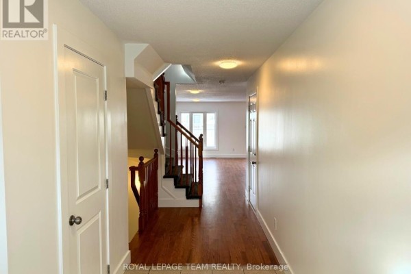 Living room - 420 Haresfield Court, Ottawa, ON K4M0B6 Photo 3