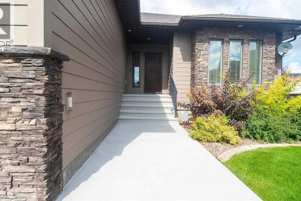 420 Haru Moriyama Place N, Lethbridge, AB, photo 2