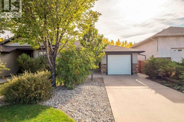 Living room - 420 Mt Sunburst Crescent W, Lethbridge, AB T1K5T7 Photo 2