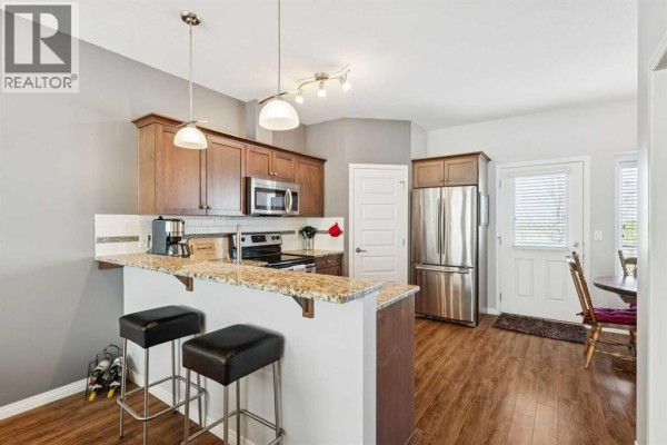 Living room - 4203, 1001 8 Street, Airdrie, AB T4B0W9 Photo 4
