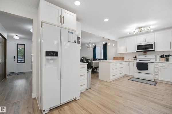 Dining room - 4204 40a St, Leduc, AB T9E4X1 Photo 2