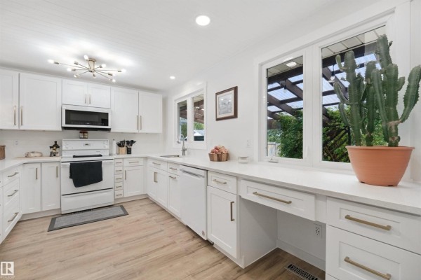 Kitchen - 4204 40a St, Leduc, AB T9E4X1 Photo 3