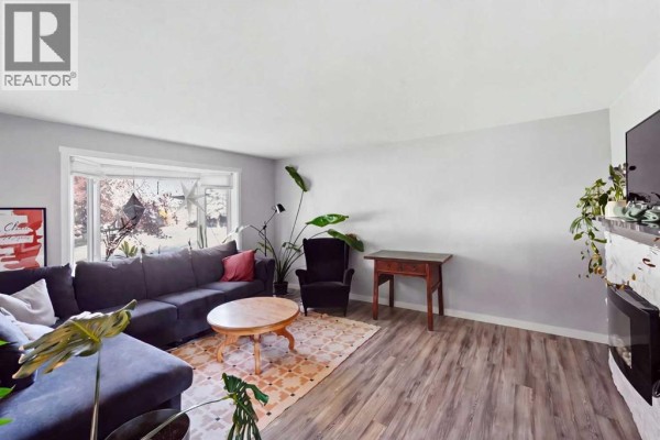Dining room - 4205 35 Street, Red Deer, AB T4N0P9 Photo 3