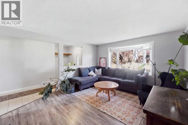 Living room - 4205 35 Street, Red Deer, AB T4N0P9 Photo 4